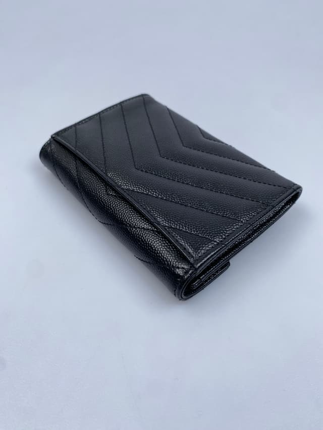 Luxe Limited Sale (ราคาพิเศษ 6,999 ใส่โค้ด LUXESL) Saint Laurent Cassandre Matelasse Small Envelope Wallet In Grain De Poudre Embossed Leather With Gold-Toned Metal Hardware Noir (Pre-owned) - view 10