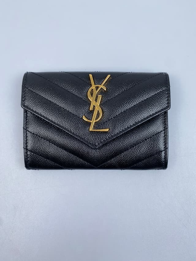 Luxe Limited Sale (ราคาพิเศษ 6,999 ใส่โค้ด LUXESL) Saint Laurent Cassandre Matelasse Small Envelope Wallet In Grain De Poudre Embossed Leather With Gold-Toned Metal Hardware Noir (Pre-owned) - view 4
