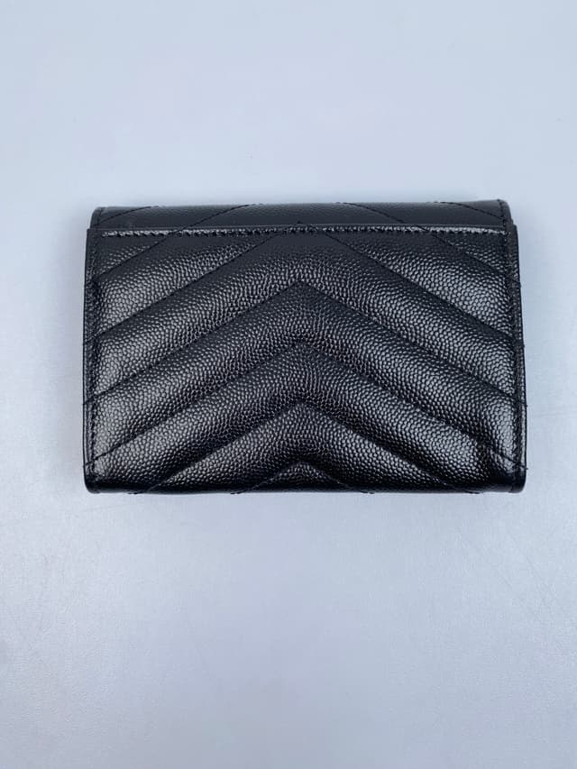 Luxe Limited Sale (ราคาพิเศษ 6,999 ใส่โค้ด LUXESL) Saint Laurent Cassandre Matelasse Small Envelope Wallet In Grain De Poudre Embossed Leather With Gold-Toned Metal Hardware Noir (Pre-owned) - view 5