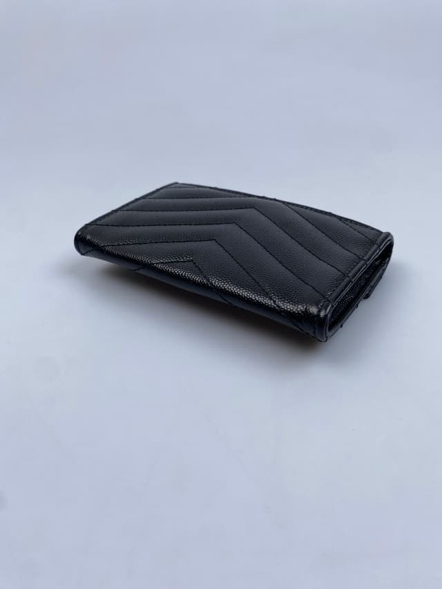 Luxe Limited Sale (ราคาพิเศษ 6,999 ใส่โค้ด LUXESL) Saint Laurent Cassandre Matelasse Small Envelope Wallet In Grain De Poudre Embossed Leather With Gold-Toned Metal Hardware Noir (Pre-owned) - view 6