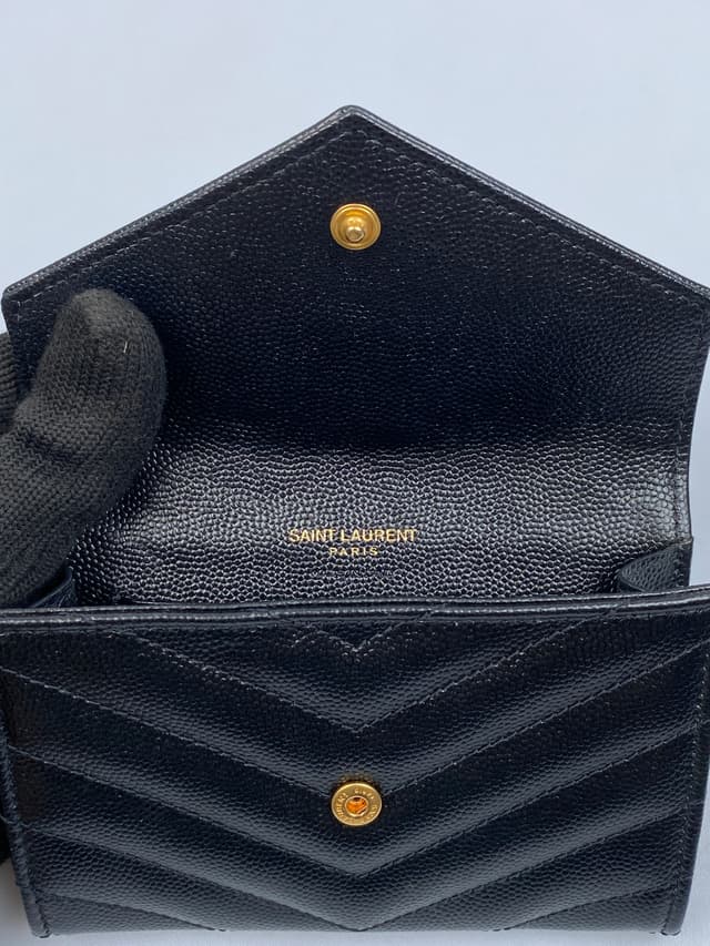 Luxe Limited Sale (ราคาพิเศษ 6,999 ใส่โค้ด LUXESL) Saint Laurent Cassandre Matelasse Small Envelope Wallet In Grain De Poudre Embossed Leather With Gold-Toned Metal Hardware Noir (Pre-owned) - view 8