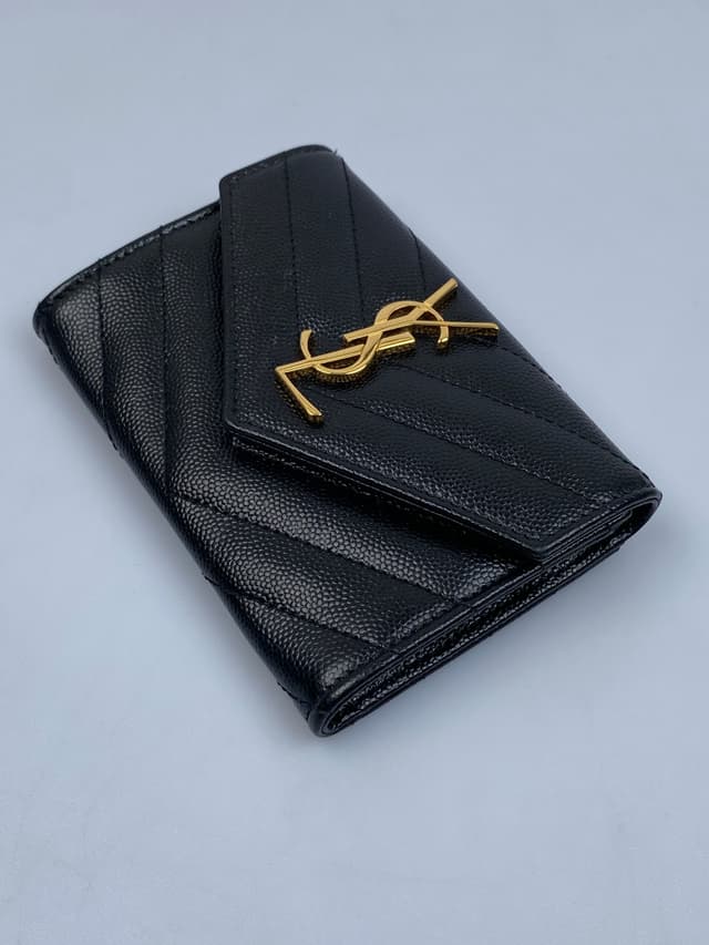 Luxe Limited Sale (ราคาพิเศษ 6,999 ใส่โค้ด LUXESL) Saint Laurent Cassandre Matelasse Small Envelope Wallet In Grain De Poudre Embossed Leather With Gold-Toned Metal Hardware Noir (Pre-owned) - view 9